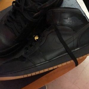 Jordan 1s gum bottom /charcoal/black